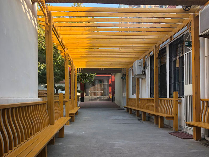 新建木质长廊启用